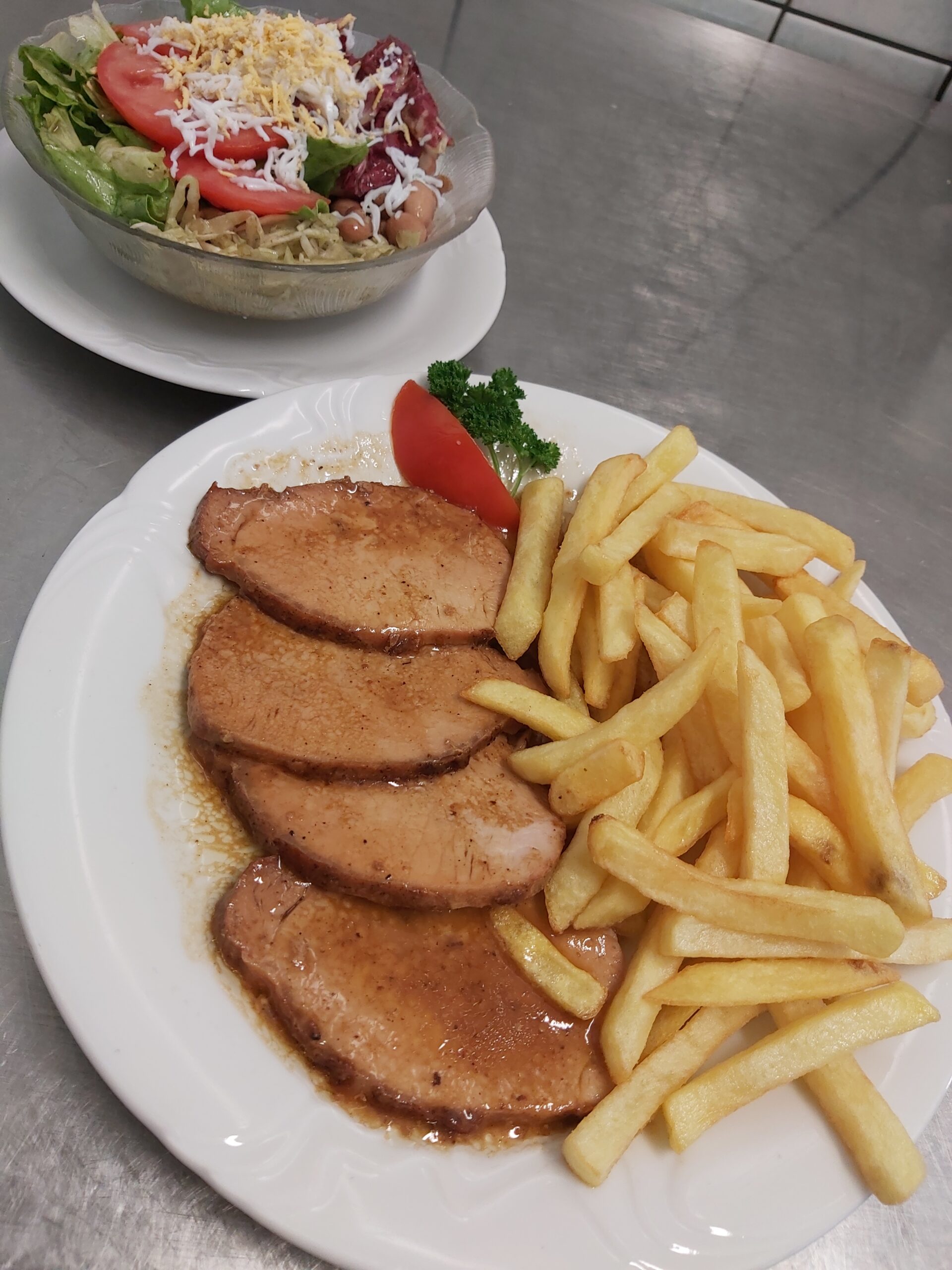 naravni svinjski zrezek s pomfrijem