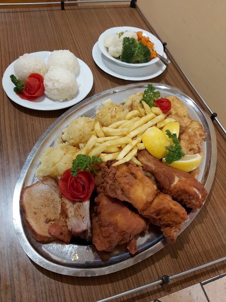 mesni pladenj s prilogami za več oseb