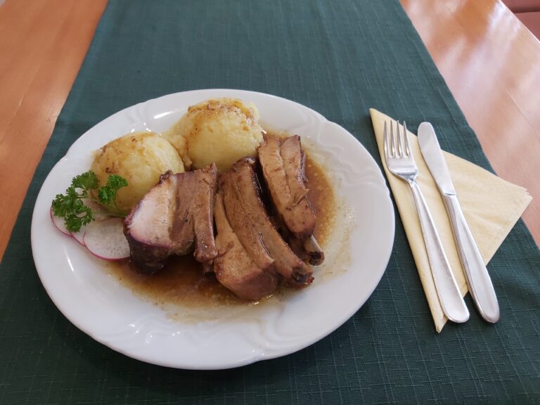 rebrca s kepicami krompirja v naravni omaki